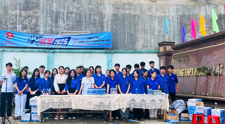 Lực lượng "Tiếp sức mùa thi" tại Điểm thi TRường THPT Mường Lát. 3.jpg