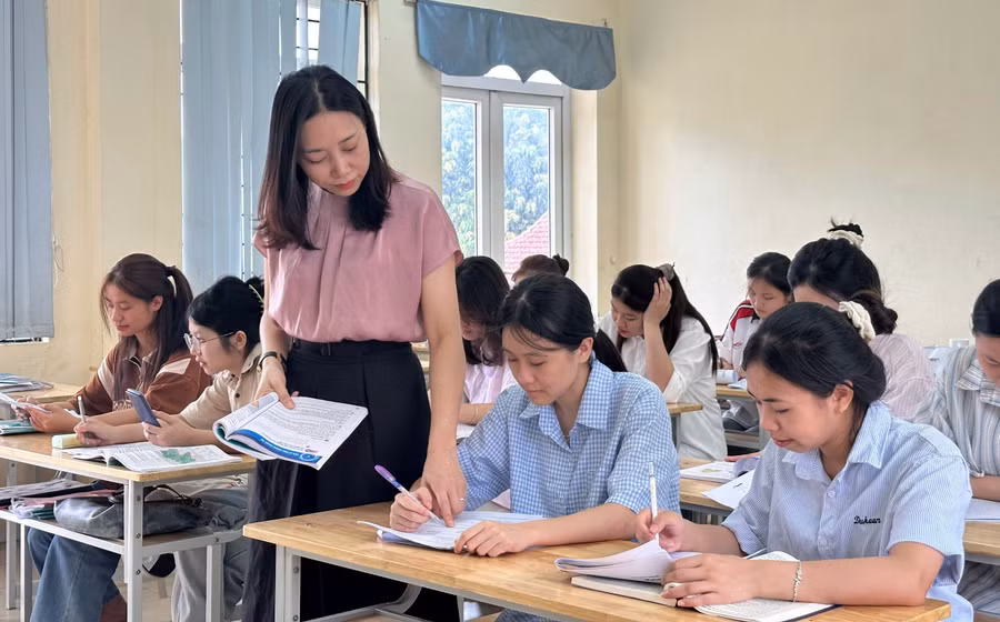 Cô giáo Trương Thị Hòa đang ôn thi cho học trò ở trên lớp.