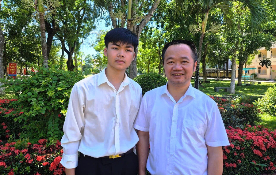 Trịnh Văn Hiếu và thầy giáo Bùi Anh Tuấn, giáo viên Toán, Trường THPT Lê Lợi. c03f3fe5-0061-4300-81ec-6ee5c48de6ff.jpg