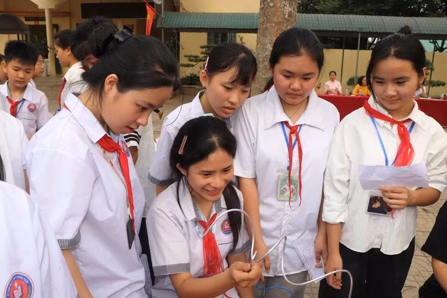 Học sinh Trường THCS Xuân Dương (Thanh Hóa) tham gia trò chơi trong Ngày hội STEM.