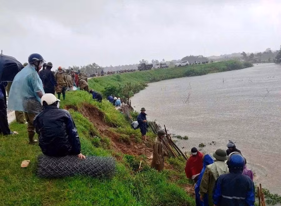 Hàng trăm người đang xử lý sự cố sạt đê sông Cung ở Hoằng Châu, Thanh Hóa. (Ảnh: Xã Hoằng Châu cung cấp).