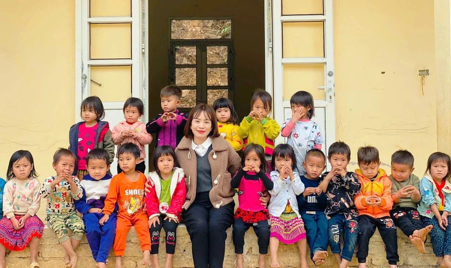 Nhà giáo Tiêu biểu xứ Thanh Hàn Thị Giang và những đứa trẻ ở điểm lẻ bản Ón, xã Tam Chung (Mường Lát, Thanh Hóa).