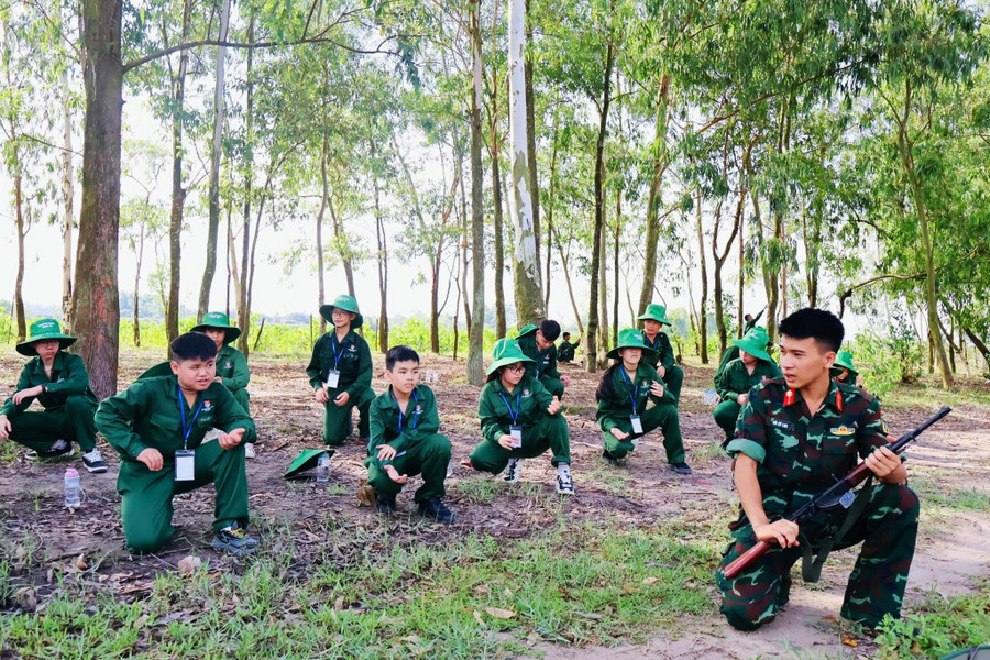 Các “chiến sĩ nhí” được tham gia học huấn luyện trong quân đội. Ảnh: Hữu Hảo. hoc-ky-trong-quan-doi-2-1.jpg