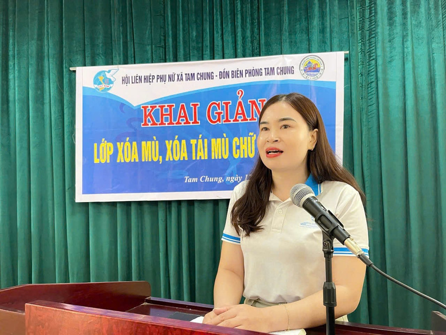 Bà Hoàng Thị Cam - Chủ tịch Hội Liên hiệp Phụ nữ xã Tam Chung (Thanh Hóa) khai giảng lớp xóa mù ở bản Ón. (Ảnh: Hội Phụ nữ xã cung cấp)