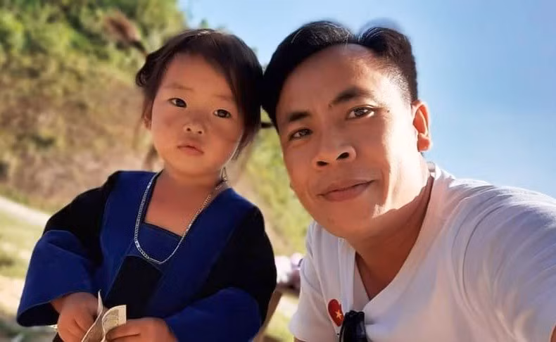 Nhà báo Hoàng Đình Giang chụp ảnh với một trẻ em vùng biên Mường Lát (Thanh Hóa). Ảnh: NVCC