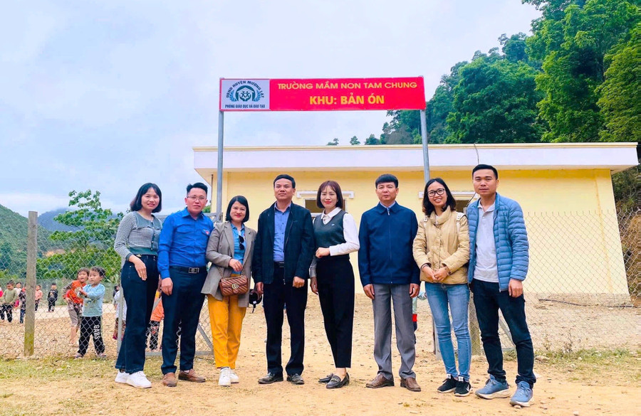 Nhà giáo Hàn Thị Giang (người giữa) cùng đoàn thiện nguyện thăm điểm lẻ ở bản Ón. ea2b4c18814836166f59.jpg