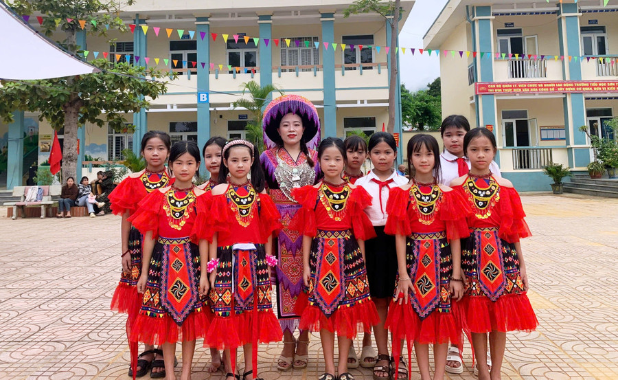 Cô giáo Hơ Thị Dợ và học sinh ở Trường Tiểu học Sơn Thủy (Thanh Hóa). Ảnh: NVCC