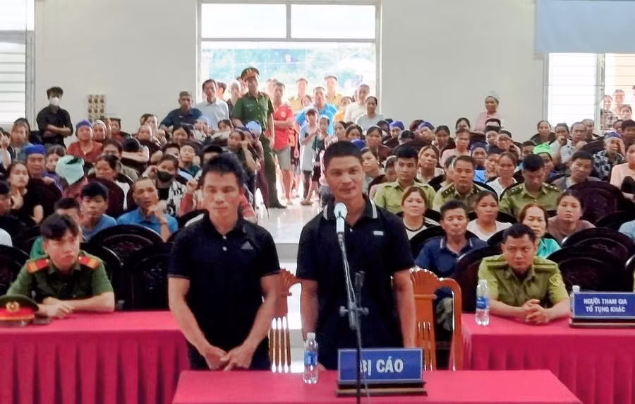 Hai bị cáo tại phiên tòa. (Ảnh: Ban quản lý Khu bảo tồn thiên nhiên Pù Luông cung cấp)
