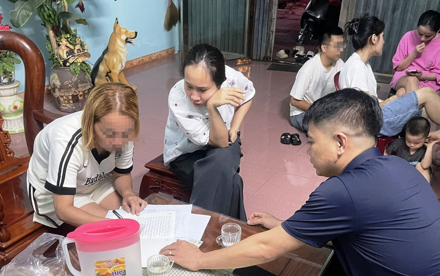 Cán bộ Phòng An ninh đối ngoại Công an tỉnh Thanh Hóa làm việc với gia đình chị T. (Ảnh: CACC)