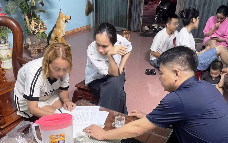 Cán bộ Phòng An ninh đối ngoại Công an tỉnh Thanh Hóa làm việc với gia đình chị T. (Ảnh: CACC)