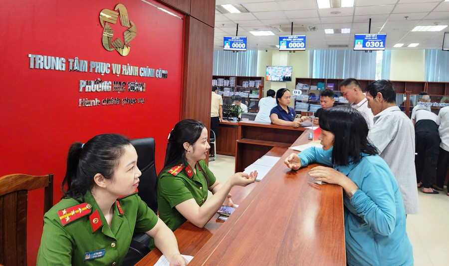 Người dân được cán bộ cán bộ ở Trung tâm Phục vụ hành chính công Thanh Hóa hướng dẫn thực hiện thủ tục trực tuyến.