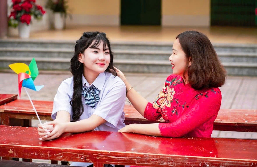 Cô giáo Nguyễn Thu Hà, Trường THCS Minh Khai, phường Hạc Thành (Thanh Hóa) và nữ sinh Vi Ánh Ly Na. Ảnh: NVCC c62c3cb38270342e6d61.jpg