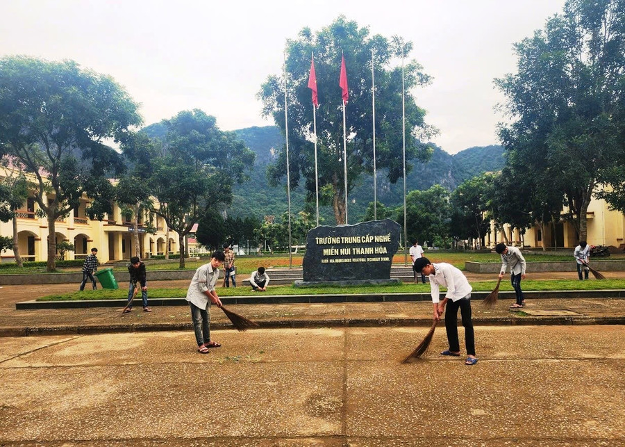 Học sinh nhà trường trong giờ lao động. (Ảnh: NTCC) 2302842540757807620.jpg