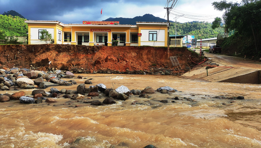 Lũ tàn phá, đe dọa trụ sở Công an xã Tam Thanh. 8.jpg