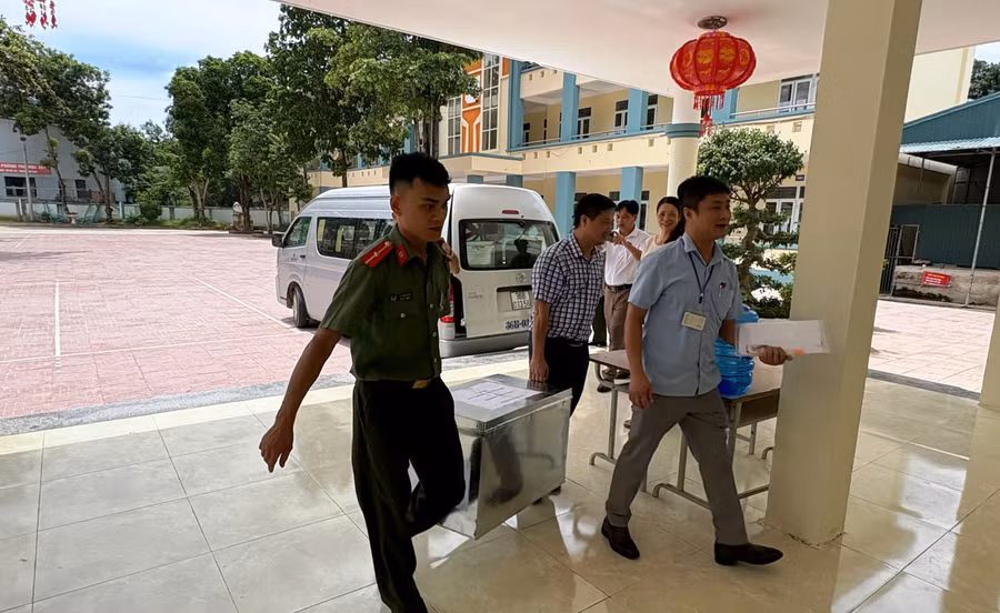 Đề thi đã về đến điểm thi Trường THPT Mường Lát (Thanh Hóa) an toàn. Ảnh: Văn Phúc