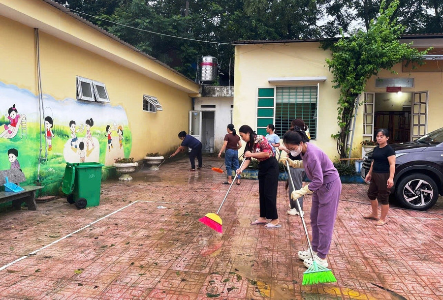 Nước lũ rút đến đâu, giáo viên làm vệ sinh đến đó, để chuẩn bị đón trẻ vào ngày 29/8. 9.jpg