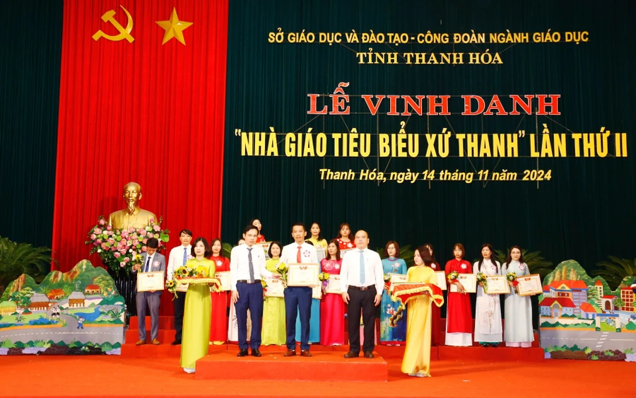 Thầy Trịnh Văn Tú đón nhận danh hiệu Nhà giáo Tiêu biểu xứ Thanh năm 2024. Ảnh: NVCC