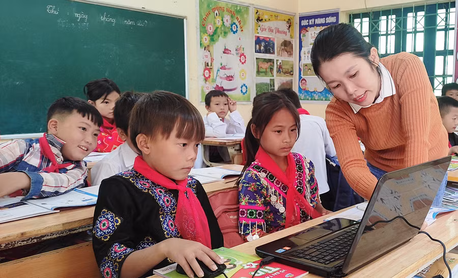 Học sinh điểm lẻ của Trường Tiểu học Trung Lý 1 học môn Tin học. Ảnh: Thế Lượng