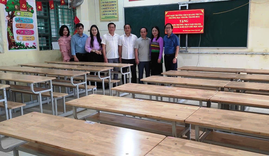 Đoàn thiện nguyện của Trường THCS Quang Trung tặng 30 bộ bàn ghế cho Trường THCS Tam Thanh. bb1f29d62022ad7cf433.jpg