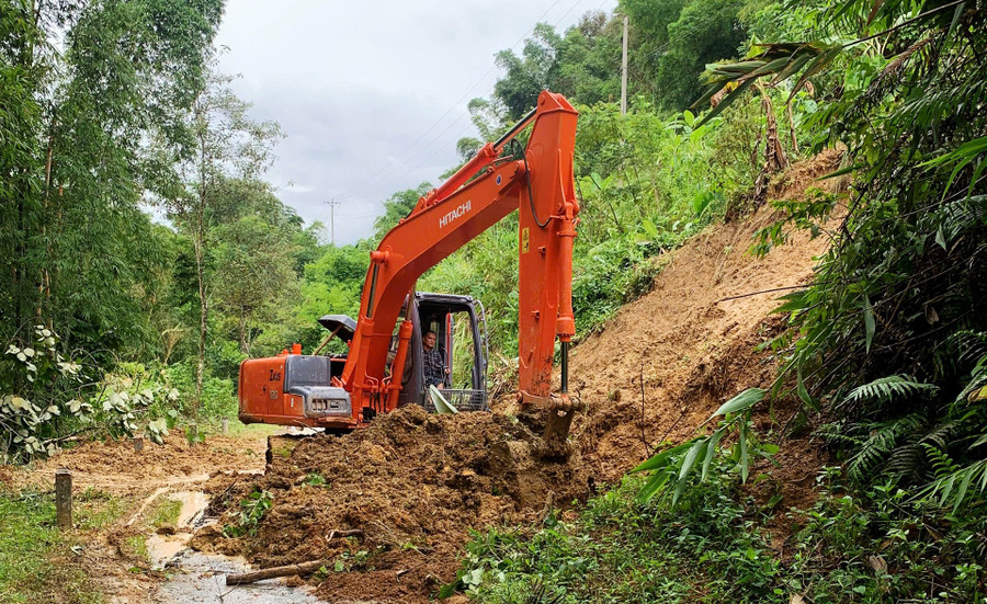 Máy móc đang nỗ lực san gạt đất để thông đường từ xã Tam Lư vào xã biên giới Tam Thanh.