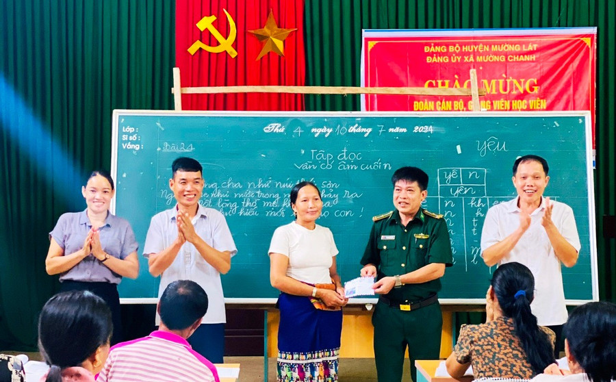 Lãnh đạo Đồn Biên phòng Quang Chiểu và UBND xã Mường Chanh tặng quà học viên khi bế giảng khóa học. Ảnh: Vi Thị Hồng Hà