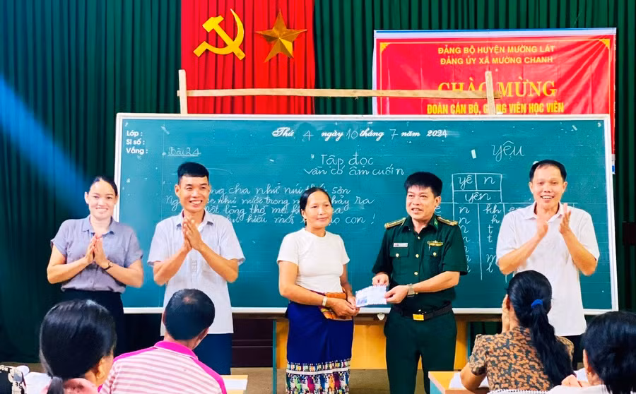 Lãnh đạo Đồn Biên phòng Quang Chiểu và UBND xã Mường Chanh tặng quà học viên khi bế giảng khóa học. Ảnh: Vi Thị Hồng Hà