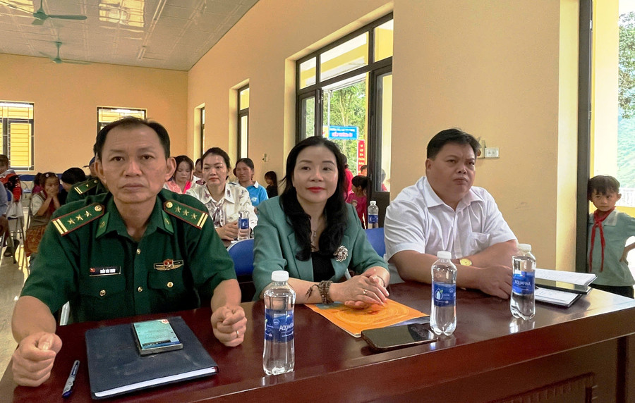 Lãnh đạo UBND xã Tam Chung và Đồn Biên phòng Tam Chung dự buổi khai giảng lớp học. (Ảnh: Hội Phụ nữ xã cung cấp) 7dbaeafd-26cc-4453-ace9-ae0e6c3db27e.jpg