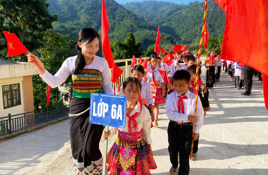 Cô giáo Trường PTDTBT-THCS Trung Lý đón học sinh vào ngày khai giảng năm học 2025-2026. 8e219d83-c5df-4cc3-8735-0caf93618b55.jpg