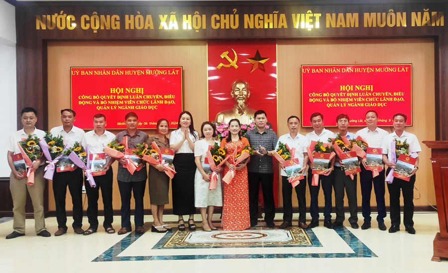 Các cán bộ quản lý trường học ở Mường Lát nhận quyết định điều động, luân chuyển.