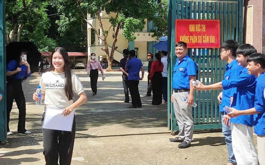 Thí sinh ở Điểm thi Trường THPT Mường Lát (Thanh Hóa) rạng rỡ ra khỏi phòng thi sáng 26/6/2025. cfc4a6949d4a2a14735b-1.jpg
