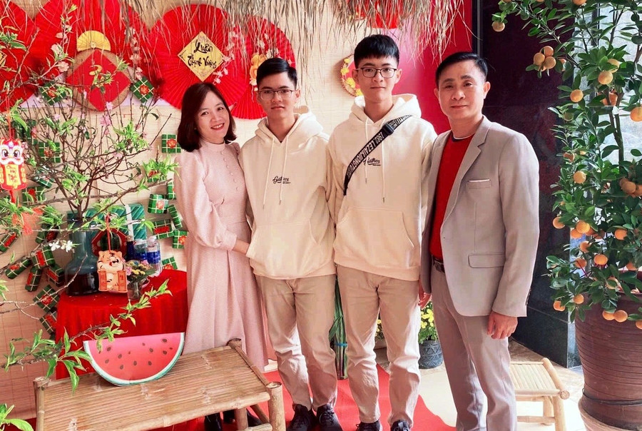 Hai em Lê Vĩnh Kỳ - Lê Phúc Khánh cùng bố và mẹ. Ảnh: GĐCC