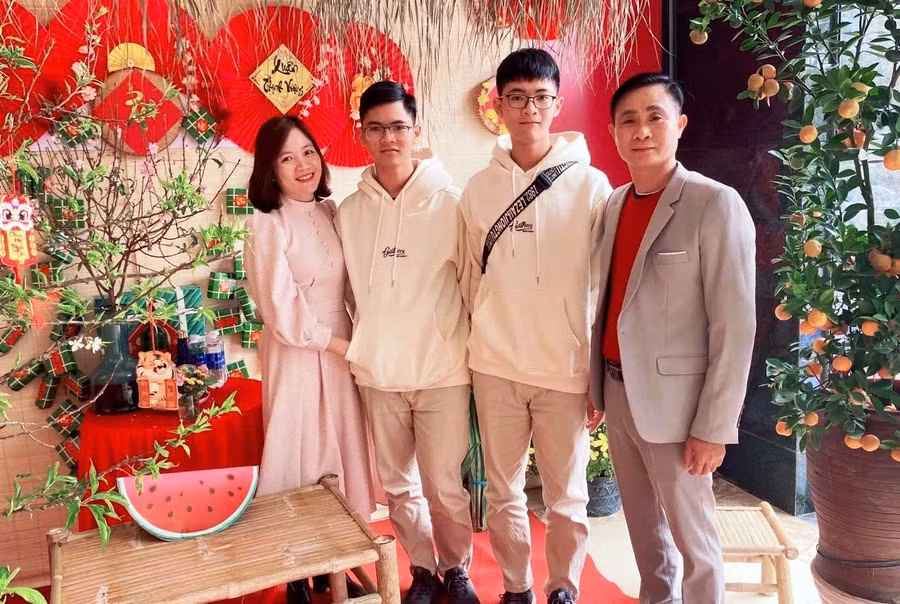 Hai em Lê Vĩnh Kỳ - Lê Phúc Khánh cùng bố và mẹ. Ảnh: GĐCC