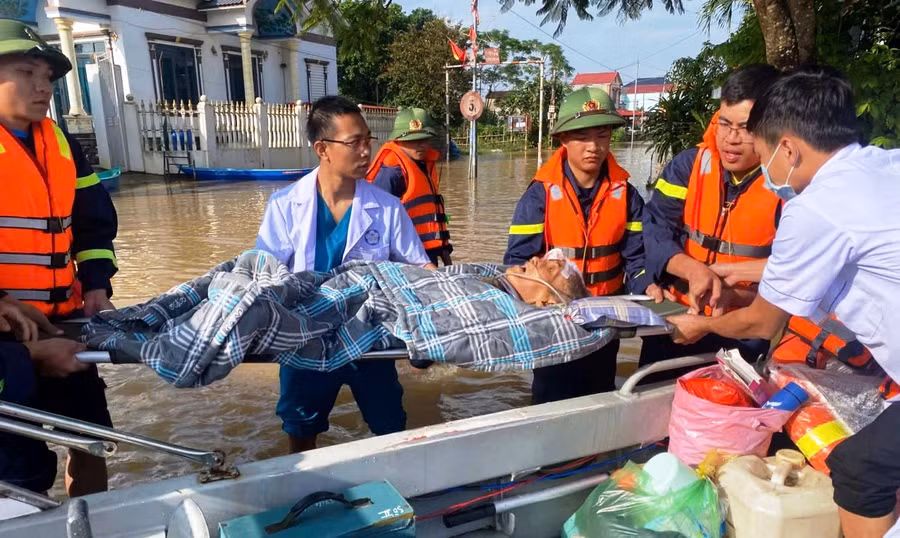 Lực lượng Thủy đoàn I, Cục Cảnh sát Giao thông (Bộ Công an) cứu trợ người dân vùng lũ Kim Tân (Thanh Hóa). (Ảnh: CACC)