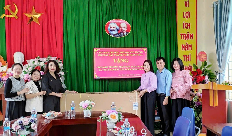 Trường Mầm non Tam Thanh đón nhận chiếc ti vi 65 inch từ Trường THCS Quang Trung. b230611412e09fbec6f1.jpg