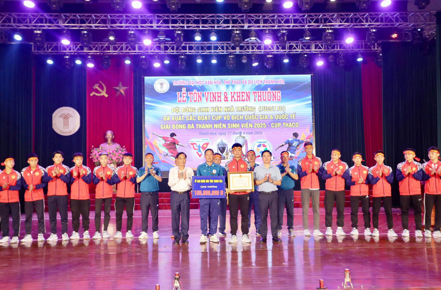 Ông Đầu Thanh Tùng (áo trắng) - Phó Chủ tịch UBND tỉnh Thanh Hóa tặng Bằng khen của Chủ tịch UBND tỉnh và tiền thưởng cho tập thể đội bóng và các vận động viên thuộc Trường ĐH VH, TT & DL Thanh Hóa.