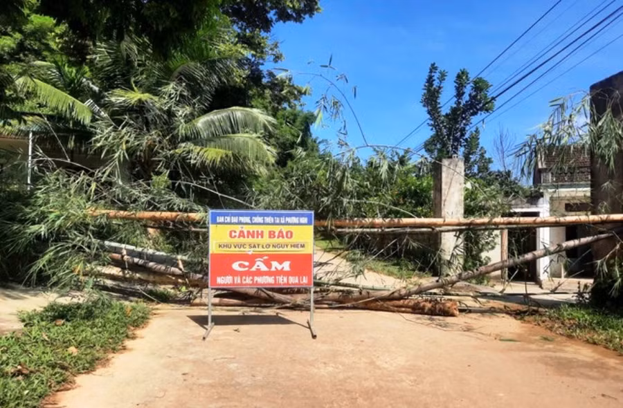 Chính quyền địa phương dựng biển cấm lưu thông qua đoạn nguy hiểm.