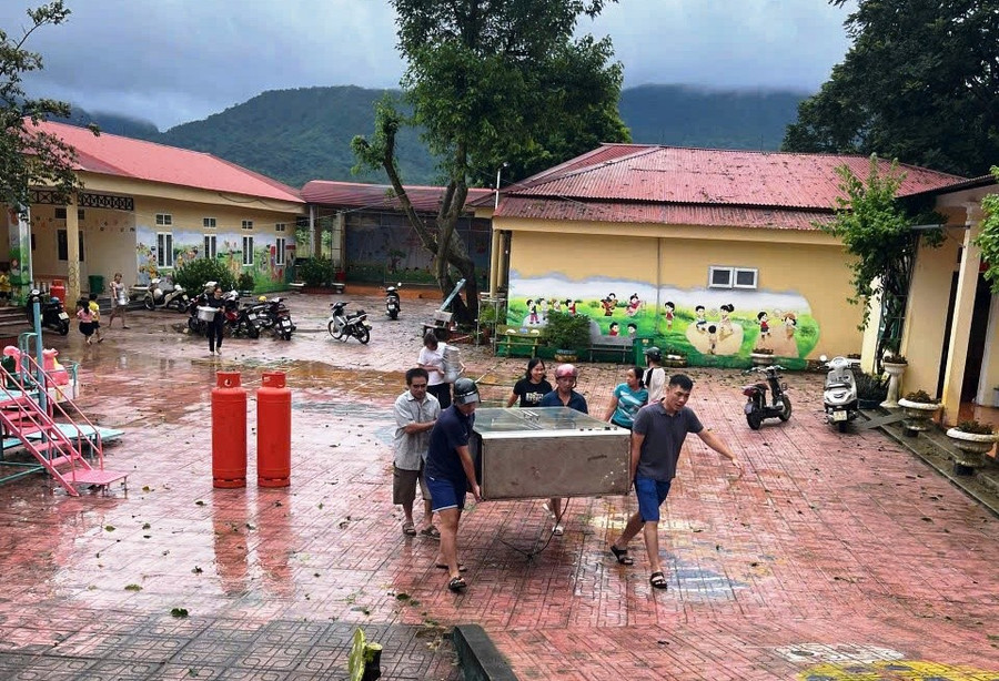Người dân cùng chung tay di chuyển đồ cho Trường Mầm non Thiết Ống. 2.jpg
