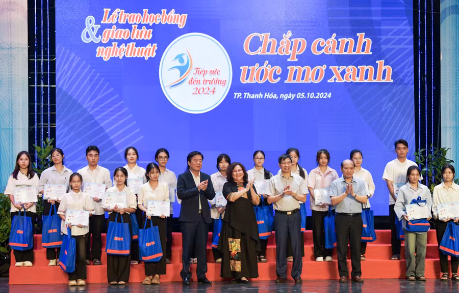 Các tân sinh viên được nhận học bổng 'Tiếp sức đến trường' do Báo Tuổi trẻ TP Hồ Chí Minh trao tặng.