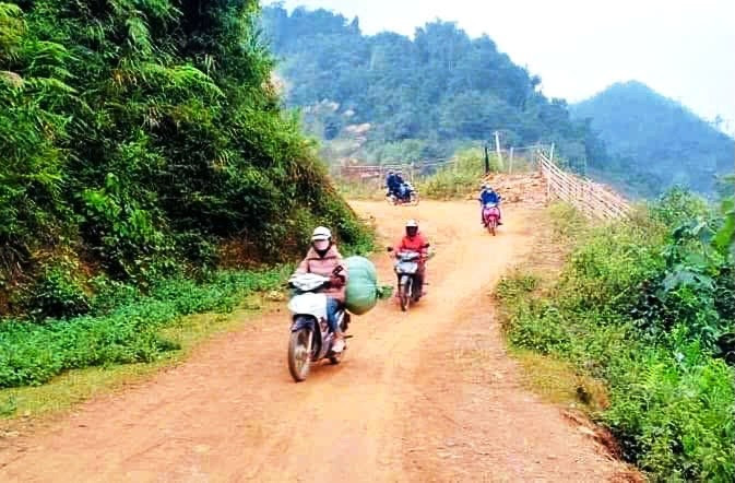Nhà giáo Hàn Thị Giang cùng giáo viên nhà trường chở đồ vào điểm lẻ bản Ón để làm bán trú cho trẻ. 45b98a9747c7f099a9d6.jpg