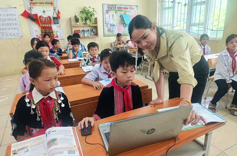 Cô và trò Trường Tiểu học Tam Chung trong giờ học môn Tin học. 9953235c-f56b-4298-819a-45fb89ba9e01.jpg