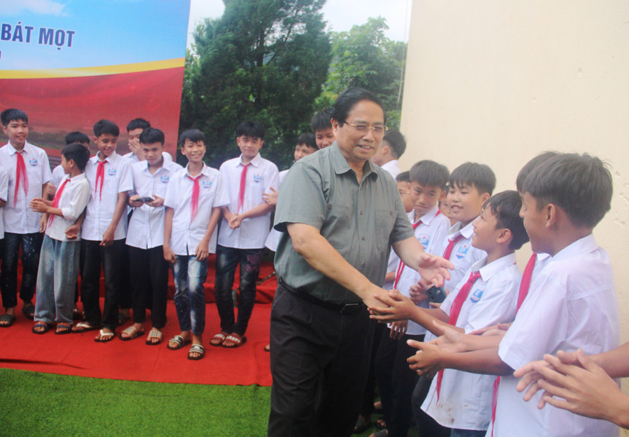 Thủ tướng Phạm Minh Chính và học sinh Trường THCS Bát Mọt (Thanh Hóa). img-4092.jpg