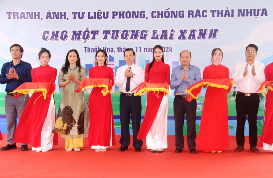 Các đại biểu cắt băng khai mạc “Triển lãm tranh, ảnh, tư liệu phòng, chống rác thải nhựa cho một tương lai xanh”.