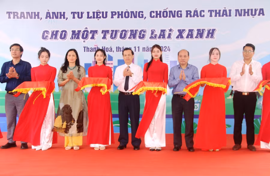 Các đại biểu cắt băng khai mạc “Triển lãm tranh, ảnh, tư liệu phòng, chống rác thải nhựa cho một tương lai xanh”.