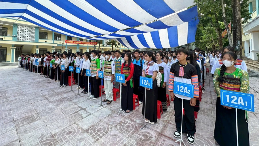 Hàng trăm học sinh Trường THPT Mường Lát (Thanh Hóa) tham gia sinh hoạt ngoại khóa về phòng, chống tác hại của thuốc lá. Ảnh: NTCC