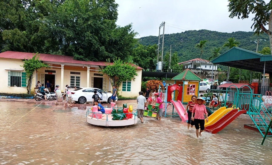Nước lũ tràn vào sân trường. 5.jpg