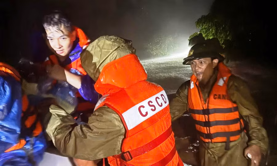 Lực lượng Công an Thanh Hóa giải cứu người bị lũ cô lập trong đêm. (Ảnh: CACC)