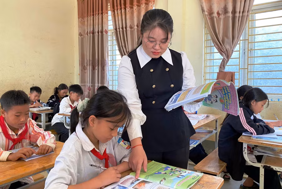 Giáo viên Trường PTDTBT-THCS Trung Lý trong giờ dạy học.