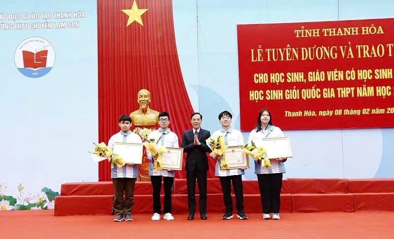 Ông Đầu Thanh Tùng- Phó Chủ tịch UBND tỉnh Thanh Hóa trao thưởng học sinh đoạt giải Nhất Kỳ thi học sinh giỏi Quốc gia THPT năm học 2024-2025.