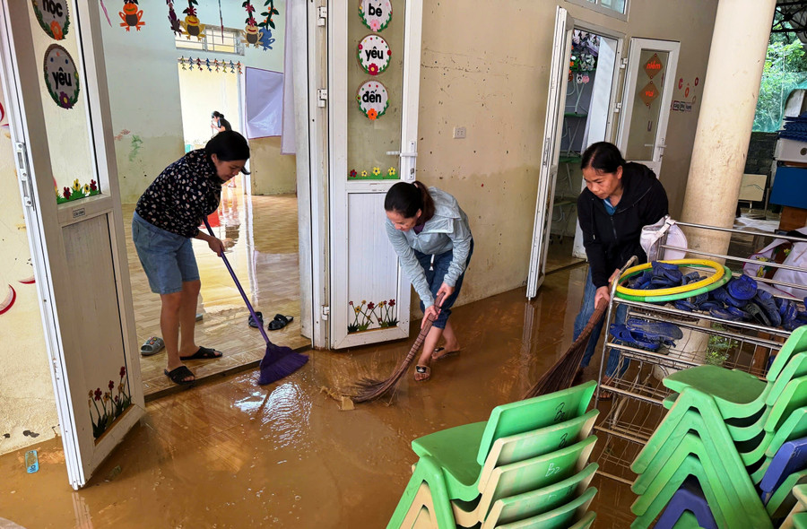 Giáo viên Trường Mầm non Thiết Ống (Thanh Hóa) tập trung làm vệ sinh sau bão.