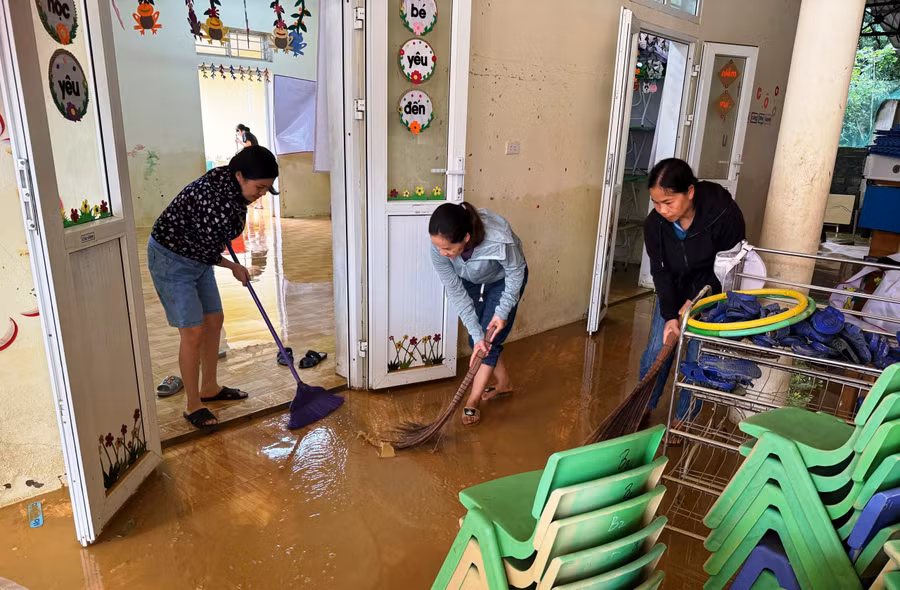 Giáo viên Trường Mầm non Thiết Ống (Thanh Hóa) tập trung làm vệ sinh sau bão.